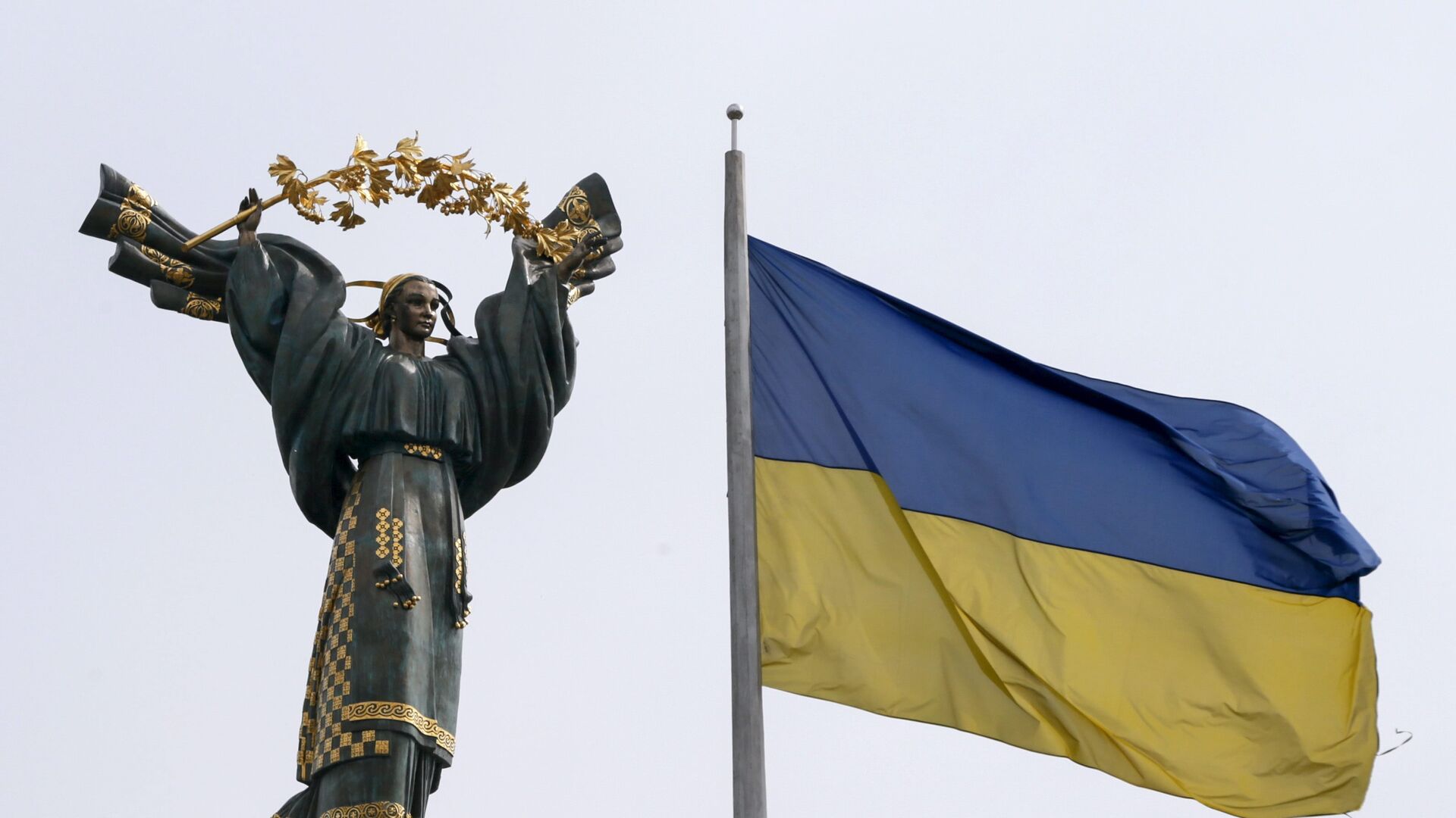 Монумент Независимости в Киеве и флаг Украины - Sputnik Латвия, 1920, 13.02.2022