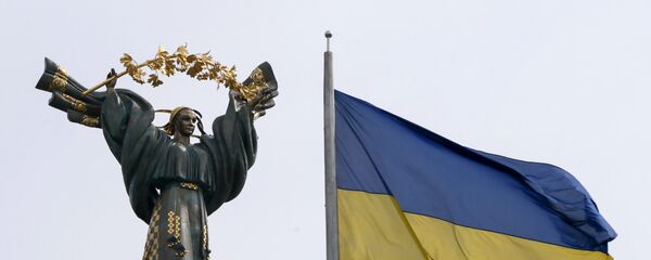 Монумент Независимости в Киеве и флаг Украины Монумент Независимости в Киеве и флаг Украины - Sputnik Latvija