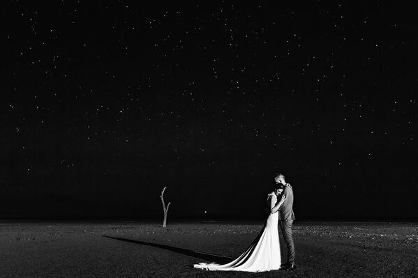 Снимок южноафриканского фотографа Ruan Redelinghuys, победивший в категории  EPIC LOCATION в конкурсе 2019 International Wedding Photographer of the Year - Sputnik Латвия
