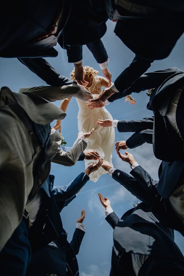 Снимок бельгийского фотографа Raïs De Weirdt, ставший финалистом в категории Bridal Party в конкурсе 2019 International Wedding Photographer of the Year - Sputnik Латвия
