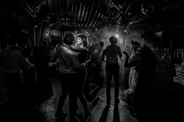 Снимок австралийского фотографа Gaelle Le Berre, победивший в категории  DANCE FLOOR в конкурсе 2019 International Wedding Photographer of the Year  - Sputnik Латвия