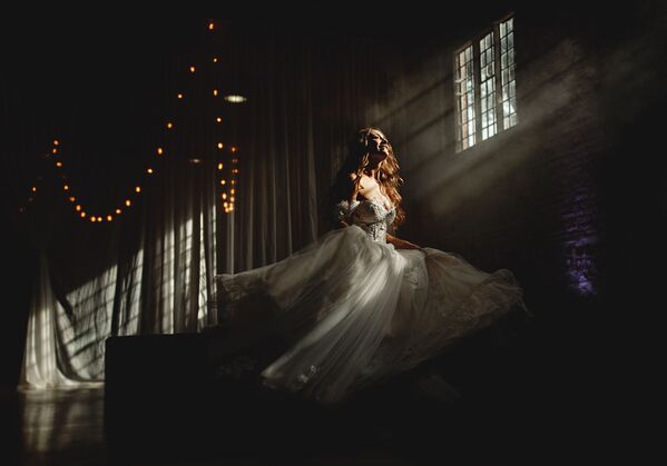 Снимок британского фотографа Ben Appleby, победивший в категории  SOLO PORTRAIT в конкурсе 2019 International Wedding Photographer of the Year  - Sputnik Латвия