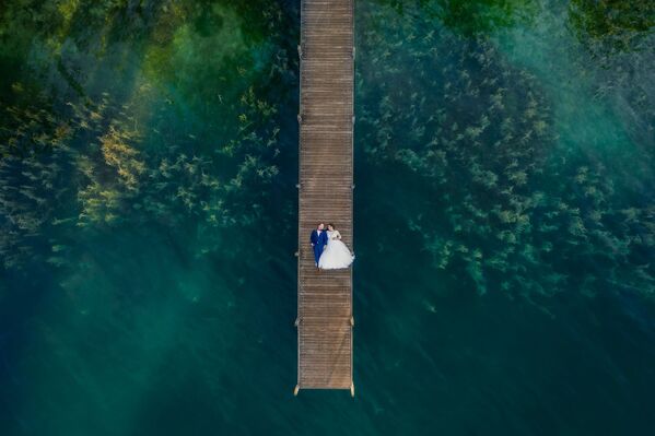 Снимок швейцарского фотографа Misscha Bättig, ставший финалистом в категории From Above в конкурсе 2019 International Wedding Photographer of the Year - Sputnik Латвия