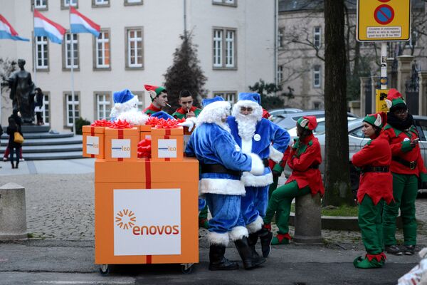 Ziemassvētku personāži Luksemburgas ielās - Sputnik Latvija