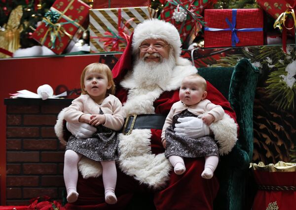 Санта-Клаус с детьми в торговом центре Мэн Молл, США - Sputnik Латвия