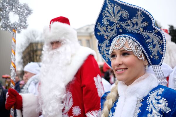 Ziemassvētku vecīšu svētku gājiena dalībnieki kādā Krasnodaras ielā. - Sputnik Latvija