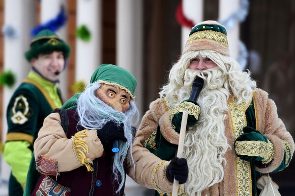 Tatāru Ziemassvētku vecītis Kiš Babajs un pasaku varonis Ubirli karčik tatāru Ziemassvētku vecīša Kiš Babaja rezidencē Tatarstānas Republikā.  - Sputnik Latvija