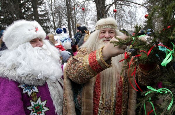Удмуртский Дед Мороз Тол Бабай (слева) с другим сказочным персонажем - Sputnik Латвия
