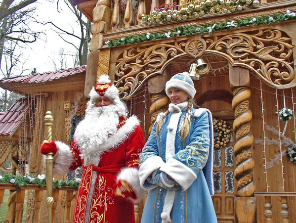 Белорусский Дед Мороз со Снегурочкой в Беловежской пуще - Sputnik Латвия