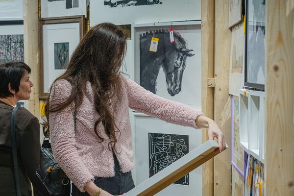 Зажгись искусством! В Латвийской академии художеств открылась ежегодная ярмарка Зажгись искусством! В Латвийской академии художеств открылась ежегодная ярмарка - Sputnik Латвия