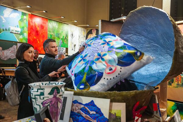 Зажгись искусством! В Латвийской академии художеств открылась ежегодная ярмарка Зажгись искусством! В Латвийской академии художеств открылась ежегодная ярмарка - Sputnik Латвия