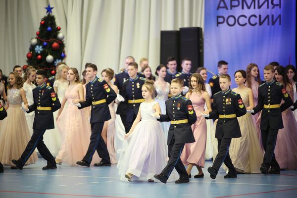 Кадеты во время новогоднего бала в Краснодарском президентском кадетском училище - Sputnik Латвия