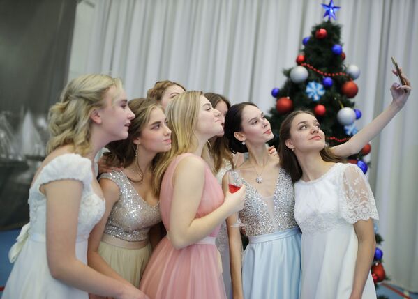 Девушки фотографируются во время новогоднего бала в Краснодарском президентском кадетском училище - Sputnik Латвия