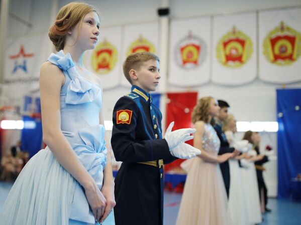 Кадеты во время новогоднего бала в Краснодарском президентском кадетском училище в Краснодаре - Sputnik Латвия