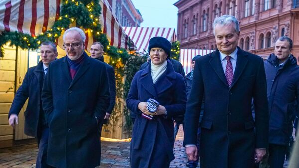 Президенты Латвии, Литвы и Эстонии во время прогулки  - Sputnik Латвия