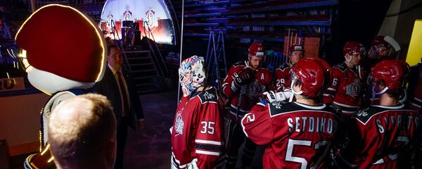 Игроки хоккейного клуба Динамо (Рига) перед началом матча - Sputnik Латвия