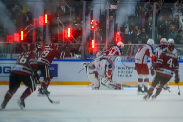 Армейский пулемет Максим не оставил рижскому Динамо шансов - Sputnik Латвия