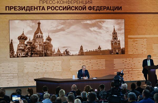 Готов отвечать на любые вопросы: Путин открыл большую пресс-конференцию Готов отвечать на любые вопросы: Путин открыл большую пресс-конференцию - Sputnik Латвия