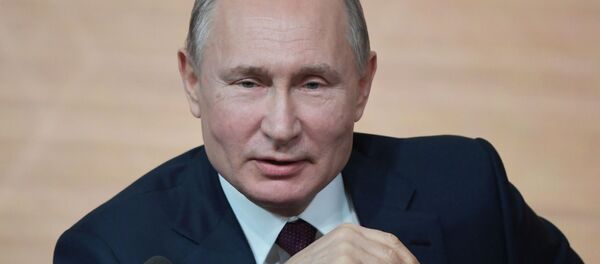 Президент РФ Владимир Путин на большой ежегодной пресс-конференции, 19 декабря 2019  Президент РФ Владимир Путин на большой ежегодной пресс-конференции, 19 декабря 2019 - Sputnik Latvija