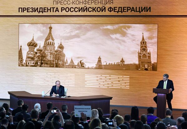 Президент России Владимир Путин и его пресс-секретарь Дмитрий Песков на большой ежегодной пресс-конференции  - Sputnik Латвия