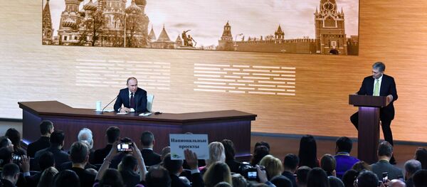 Президент России Владимир Путин и его пресс-секретарь Дмитрий Песков на большой ежегодной пресс-конференции  Президент России Владимир Путин и его пресс-секретарь Дмитрий Песков на большой ежегодной пресс-конференции  - Sputnik Latvija