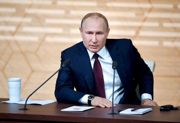 Президент России Владимир Путин на ежегодной большой пресс-конференции - Sputnik Латвия