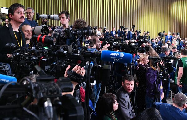Журналисты перед началом ежегодной большой пресс-конференции президента России Владимира Путина - Sputnik Латвия