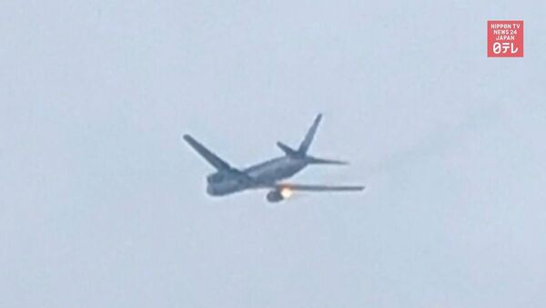 Посадка пассажирского самолета с горящим двигателем попала на видео - Sputnik Latvija