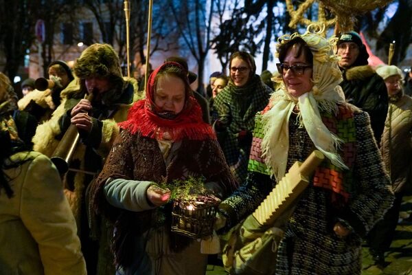 Латышская народная традиция Волочение колоды прошла в Старой Риге. Участники шествия протащили колоды по улицам старого города, а затем сожгли их на Ратушной площади - Sputnik Латвия