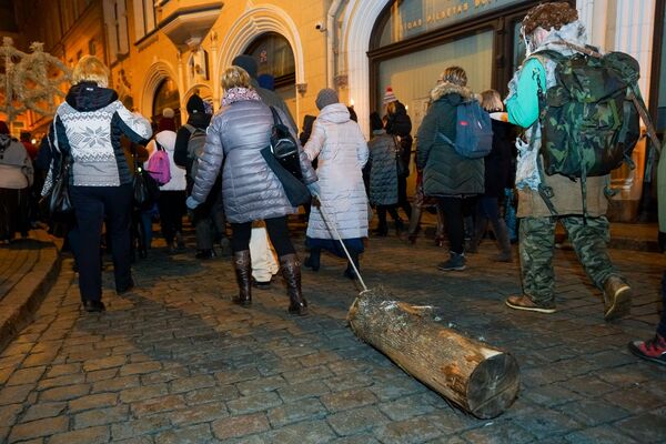 Латышская народная традиция Волочение колоды прошла в Старой Риге. Участники шествия протащили колоды по улицам старого города, а затем сожгли их на Ратушной площади - Sputnik Латвия