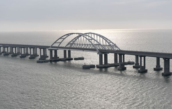 Общий вид на Крымский мост перед церемонией открытия движения по железнодорожной части - Sputnik Латвия