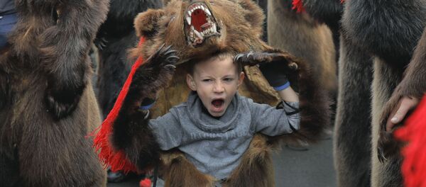 Зевающий мальчик в костюме медведя на новогоднем шествии в румынском городе Комэнешти. Эта традиция зародилась еще в дохристианские времена, когда люди переодевались в разноцветные костюмы или накидывали мех животных и ходили по деревням, чтобы песнями и танцами отгонять злых духов. В таком виде этот ритуал дошел до наших времен. Теперь этот ритуал превратился в настоящее шоу. - Sputnik Латвия