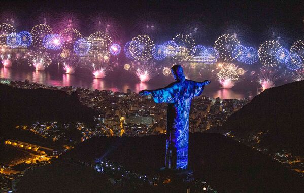 Статуя Христа-Искупителя во время празднования Нового года в Рио-де-Жанейро. - Sputnik Латвия