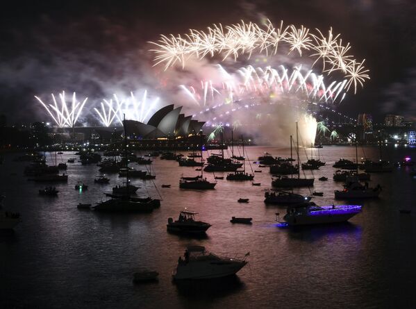 Новогодние фейерверки над гаванью Сиднея. 1 января 2018 года. - Sputnik Латвия