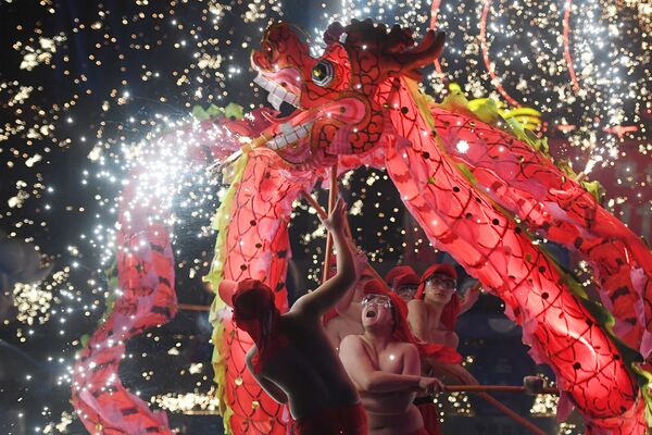 Выступление танцоров в парке Пекина в четвертый день лунного Нового года, Китай. - Sputnik Латвия