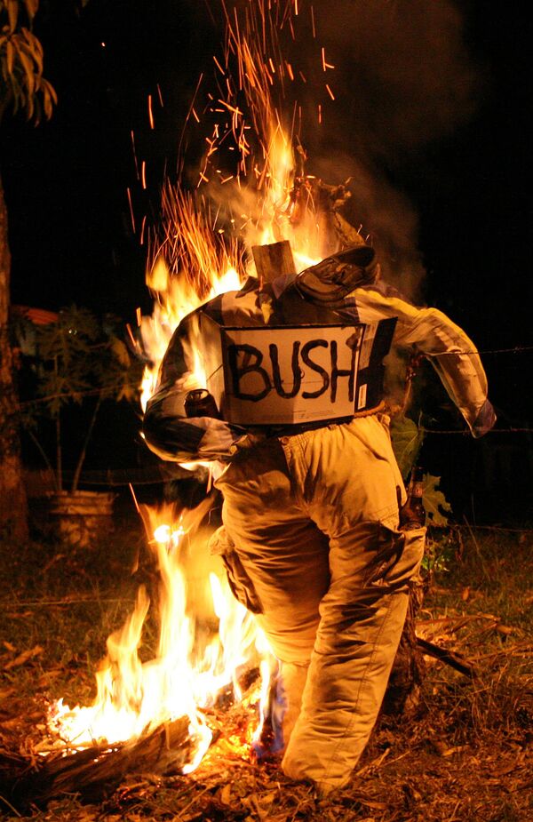 Горящее чучело с изображением Джорджа Буша во время празднования Нового года в Капире, Панама. Там наступление Нового года отмечают сжиганием фигур известных людей. Причем не важно, любят панамцы этот персонаж или, наоборот, ненавидят. - Sputnik Латвия