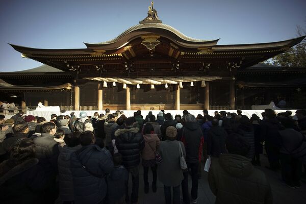 Люди во время молитвы в первый день Нового года в храме Самукава, Япония. - Sputnik Латвия