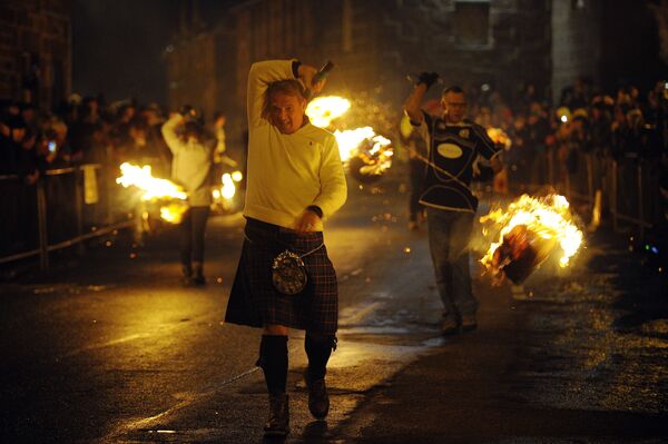 Традиционное празднование Нового года в шотландском городе Стонхейвен. Новый год отмечают, раскручивая горящие болиды над головой. Зародилась эта традиция более 100 лет назад. - Sputnik Латвия