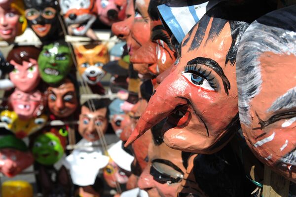 Традиционные новогодние маски перед празднованием Нового года в Кито, Эквадор. - Sputnik Латвия