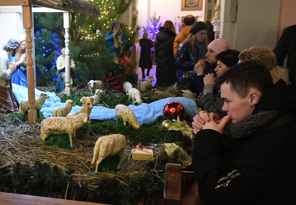 Верующие во время рождественской мессы в Беларуси. - Sputnik Латвия