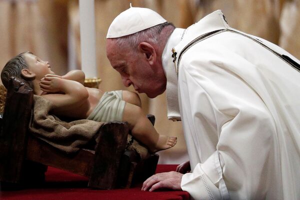 Папа Римский Франциск во время рождественской мессы в Ватикане. - Sputnik Латвия