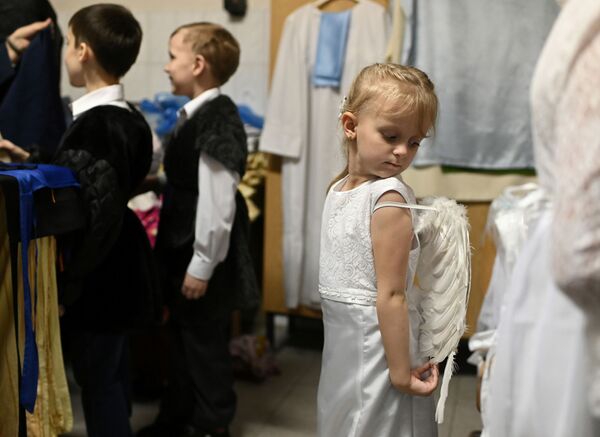 Дети во время приготовления к выступлению в честь католического Рождества в Омске. - Sputnik Латвия