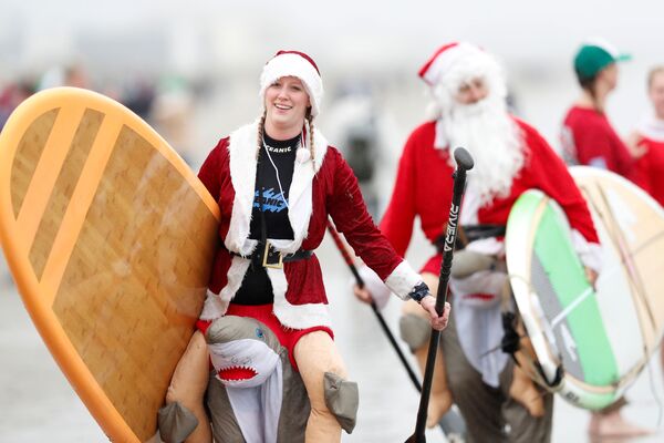 Участники ежегодного заплыва серферов в костюмах Санта-Клауса в США. - Sputnik Латвия