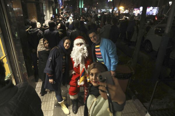 Жители во время фотографирования с Санта-Клаусом в Тегеране. - Sputnik Латвия