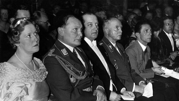 Эмми Зоннеманн, Герман Геринг, Юзеф Липский(в центре), Карл Эдуард, герцог Саксен-Кобург-Готский, и Йозеф Геббельс на открытии Немецко-польского института. Февраль 1935 года - Sputnik Латвия