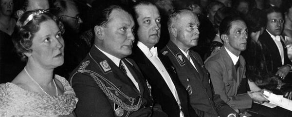 Эмми Зоннеманн, Герман Геринг, Юзеф Липский(в центре), Карл Эдуард, герцог Саксен-Кобург-Готский, и Йозеф Геббельс на открытии Немецко-польского института. Февраль 1935 года - Sputnik Латвия