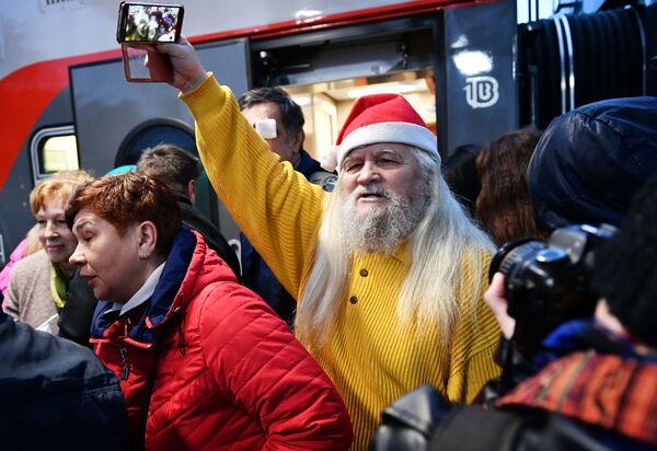 Первый поезд из Москвы прибыл в Крым Первый поезд из Москвы прибыл в Крым - Sputnik Латвия