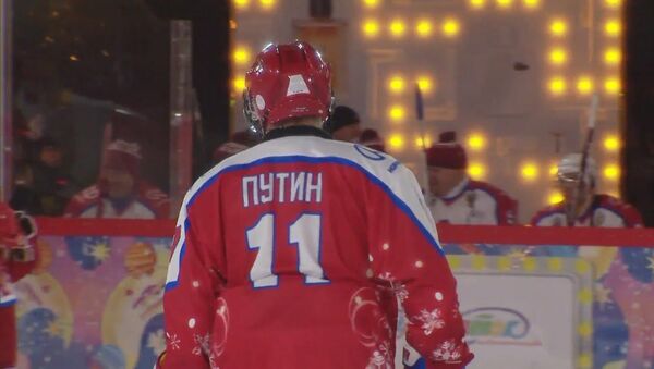 Президент России вышел на лед: команда Путина играет в хоккей у стен Кремля - Sputnik Латвия