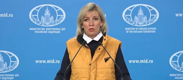 Захарова объяснила, почему проводит брифинг в жилетке Sputnik - Sputnik Латвия