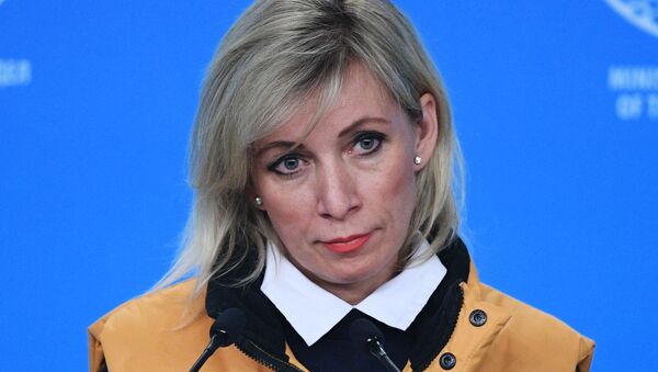Официальный представитель министерства иностранных дел России Мария Захарова во время брифинга в Москве - Sputnik Латвия